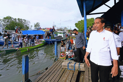 Presiden Joko Widodo berkunjung ke Kampung Nelayan Desa Pajukukang, Kabupaten Maros, Sulawesi Selatan, Rabu (29/3/2023).