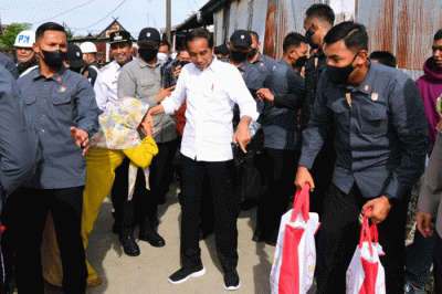 Presiden Joko Widodo berkunjung ke Kampung Nelayan Desa Pajukukang, Kabupaten Maros, Sulawesi Selatan, Rabu (29/3/2023).