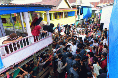 Presiden Joko Widodo berkunjung ke Kampung Nelayan Desa Pajukukang, Kabupaten Maros, Sulawesi Selatan, Rabu (29/3/2023).