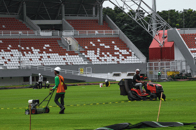 Berbagai pekerjaan di Stadion Gelora Sriwijaya Jakabaring Palembang tetap berjalan, Kamis (30/3/2023).