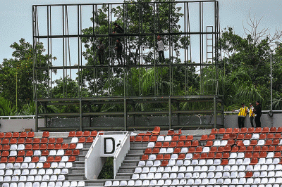 Berbagai pekerjaan di Stadion Gelora Sriwijaya Jakabaring Palembang tetap berjalan, Kamis (30/3/2023).