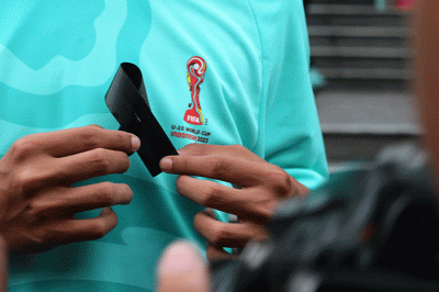 Pecinta Sepak Bola melakukan Aksi Duka 1 Juta Pita Hitam Imbas batalnya Piala Dunia U-20 yang digelar di Indonesia, Jakarta, Jumat (31/3/2023).