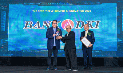 Direktur Utama Bank DKI Fidri Arnaldy (kiri) serta Direktur Teknologi dan Operasional Amirul Wicaksono saat menerima penghargaan Digitech Award 2023.