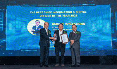 Direktur Utama Bank DKI Fidri Arnaldy (kiri) serta Direktur Teknologi dan Operasional Amirul Wicaksono saat menerima penghargaan Digitech Award 2023.