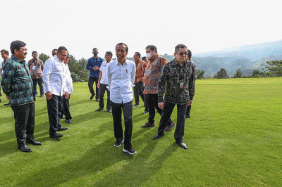 Presiden Joko Widodo (tengah) didampingi Chairman MNC Group Hary Tanoesoedibjo (kanan) meninjau langsung Kawasan Ekonomi Khusus (KEK) MNC Lido City di Bogor.