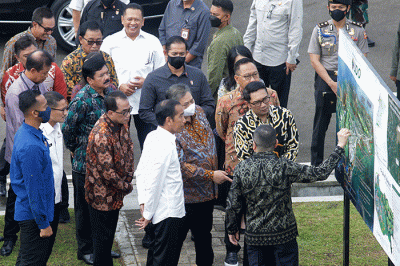 Presiden Joko Widodo (tengah) didampingi Chairman MNC Group Hary Tanoesoedibjo (kanan) meninjau langsung Kawasan Ekonomi Khusus (KEK) MNC Lido City di Bogor.