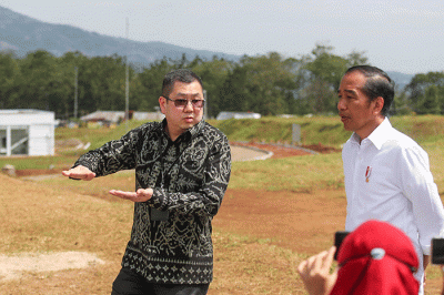Presiden Joko Widodo (tengah) didampingi Chairman MNC Group Hary Tanoesoedibjo (kanan) meninjau langsung Kawasan Ekonomi Khusus (KEK) MNC Lido City di Bogor.