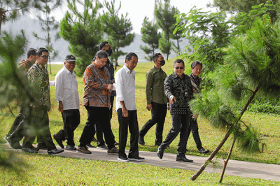 Presiden Joko Widodo (tengah) didampingi Chairman MNC Group Hary Tanoesoedibjo (kanan) meninjau langsung Kawasan Ekonomi Khusus (KEK) MNC Lido City di Bogor.