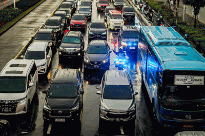 Sejumlah kendaraan terjebak kemacetan di sepanjang jalan kawasan Senayan, Jakarta Selatan, Kamis (30/3/2023).