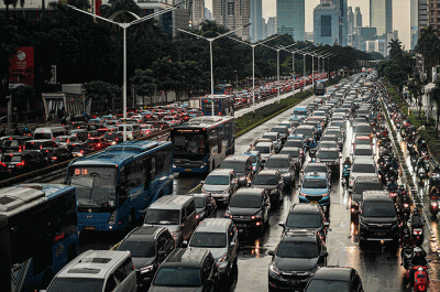 Sejumlah kendaraan terjebak kemacetan di sepanjang jalan kawasan Senayan, Jakarta Selatan, Kamis (30/3/2023).