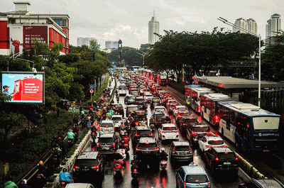 Sejumlah kendaraan terjebak kemacetan di sepanjang jalan kawasan Senayan, Jakarta Selatan, Kamis (30/3/2023).