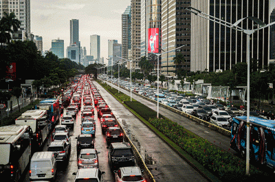 Sejumlah kendaraan terjebak kemacetan di sepanjang jalan kawasan Senayan, Jakarta Selatan, Kamis (30/3/2023).