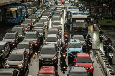 Sejumlah kendaraan terjebak kemacetan di sepanjang jalan kawasan Senayan, Jakarta Selatan, Kamis (30/3/2023).
