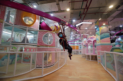 Anak-anak bermain di wahana bermain Playtopia, Lippo Mall Puri, Jakarta, Kamis (30/3/2023).
