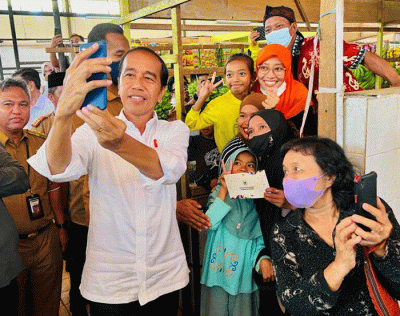 Presiden Joko Widodo mengunjungi Pasar Malindungi, Kabupaten Luwu Timur, Sulawesi Selatan, Kamis (30/3/2023).