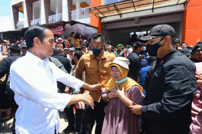 Presiden Joko Widodo mengunjungi Pasar Malindungi, Kabupaten Luwu Timur, Sulawesi Selatan, Kamis (30/3/2023).