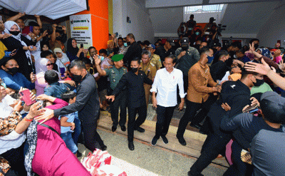Presiden Joko Widodo mengunjungi Pasar Malindungi, Kabupaten Luwu Timur, Sulawesi Selatan, Kamis (30/3/2023).