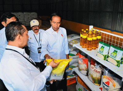 Presiden Joko Widodo saat meninjau ketersediaan stok beras di Gudang Bulog Batangase, Kabupaten Maros, Sulawesi Selatan, Kamis (30/3/2023).