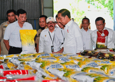 Presiden Joko Widodo saat meninjau ketersediaan stok beras di Gudang Bulog Batangase, Kabupaten Maros, Sulawesi Selatan, Kamis (30/3/2023).