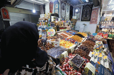 Pedagang menawarkan kurma yang dijual secara siaran langsung melalui medsos di Kawasan Thamrin City, Jakarta Pusat, Jumat (31/3/2023).