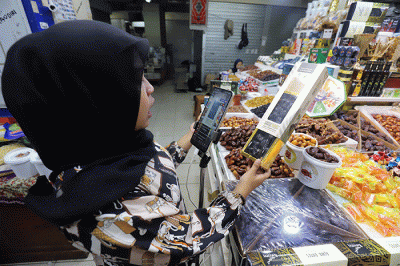 Pedagang menawarkan kurma yang dijual secara siaran langsung melalui medsos di Kawasan Thamrin City, Jakarta Pusat, Jumat (31/3/2023).