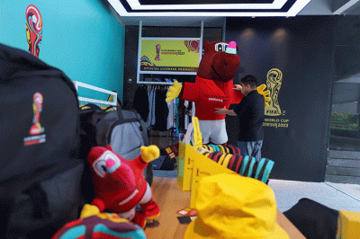 Pembeli melihat suvenir resmi Piala Dunia U-20 2023 di Juaraga Store, FX Senayan, Jakarta, Sabtu (1/4/2023).