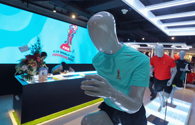 Pembeli melihat suvenir resmi Piala Dunia U-20 2023 di Juaraga Store, FX Senayan, Jakarta, Sabtu (1/4/2023).