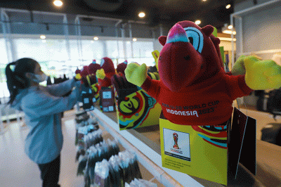 Pembeli melihat suvenir resmi Piala Dunia U-20 2023 di Juaraga Store, FX Senayan, Jakarta, Sabtu (1/4/2023).