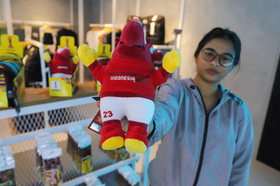 Pembeli melihat suvenir resmi Piala Dunia U-20 2023 di Juaraga Store, FX Senayan, Jakarta, Sabtu (1/4/2023).