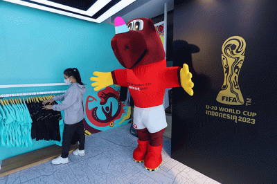 Pembeli melihat suvenir resmi Piala Dunia U-20 2023 di Juaraga Store, FX Senayan, Jakarta, Sabtu (1/4/2023).