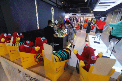 Pembeli melihat suvenir resmi Piala Dunia U-20 2023 di Juaraga Store, FX Senayan, Jakarta, Sabtu (1/4/2023).