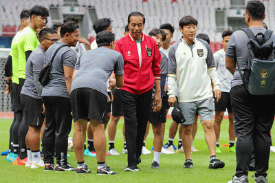 Presiden Joko Widodo saat menyambangi latihan tim Indonesia U-20 dan U-22 di Stadion Utama Gelora Bung Karno (SUGBK), Senayan, Jakarta, Sabtu (1/4/2023).