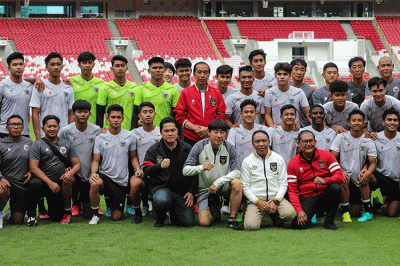 Presiden Joko Widodo saat menyambangi latihan tim Indonesia U-20 dan U-22 di Stadion Utama Gelora Bung Karno (SUGBK), Senayan, Jakarta, Sabtu (1/4/2023).