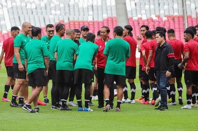 Presiden Joko Widodo saat menyambangi latihan tim Indonesia U-20 dan U-22 di Stadion Utama Gelora Bung Karno (SUGBK), Senayan, Jakarta, Sabtu (1/4/2023).