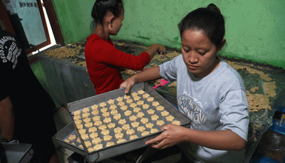 Perajin kue kering membuat kue di Butter Cookies Pusaka Kwitang, Jakarta Pusat, Jumat (31/3/2023).