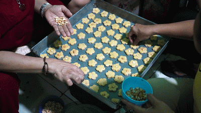Perajin kue kering membuat kue di Butter Cookies Pusaka Kwitang, Jakarta Pusat, Jumat (31/3/2023).