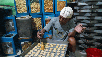 Perajin kue kering membuat kue di Butter Cookies Pusaka Kwitang, Jakarta Pusat, Jumat (31/3/2023).