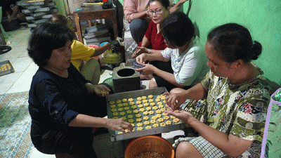 Perajin kue kering membuat kue di Butter Cookies Pusaka Kwitang, Jakarta Pusat, Jumat (31/3/2023).