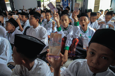 Ratusan santri mengikuti kegiatan Semarak Rupiah Ramadan dan Berkah idul Fitri (SERAMBI) Kantor Perwakilan Bank Indonesia Provinsi Sumatera Selatan.