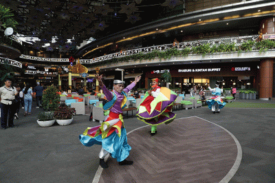 Suasana Ramadan di Lippo Mall kemang, Jakarta, Sabtu, (1/4/2023).