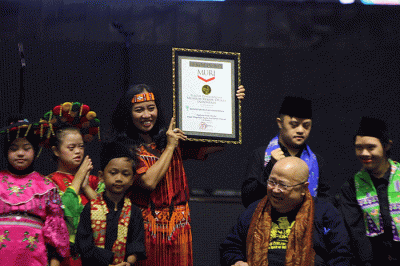 Founder Belantara Budaya Indonesia Diah Kusumawardhani Wijanti menerima Muri saat Menyambut Hari Down Syndrome Internasional.