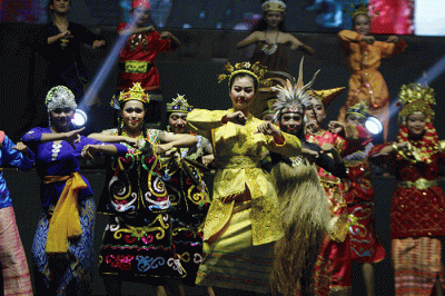 Founder Belantara Budaya Indonesia Diah Kusumawardhani Wijanti menerima Muri saat Menyambut Hari Down Syndrome Internasional.