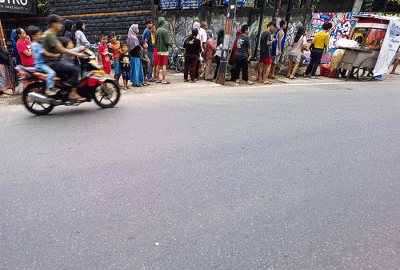 Warga saat mengantre bubur ayam gratis untuk berbuka puasa di kawasan Jakarta Barat, Minggu (2/4/2023).