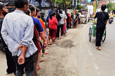 Warga saat mengantre bubur ayam gratis untuk berbuka puasa di kawasan Jakarta Barat, Minggu (2/4/2023).
