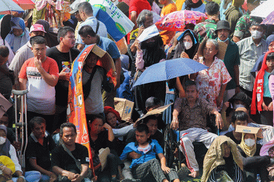 Ribuan warga menunggu kedatangan Ida Dayak di Lapangan Tembak Kostrad, Depok, Jawa Barat, Senin (3/4/2023).