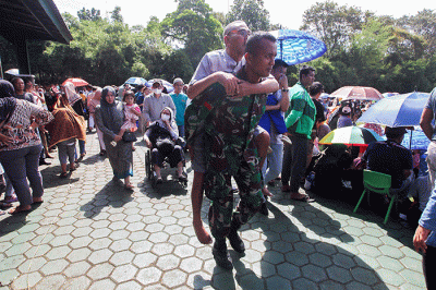 Ribuan warga menunggu kedatangan Ida Dayak di Lapangan Tembak Kostrad, Depok, Jawa Barat, Senin (3/4/2023).