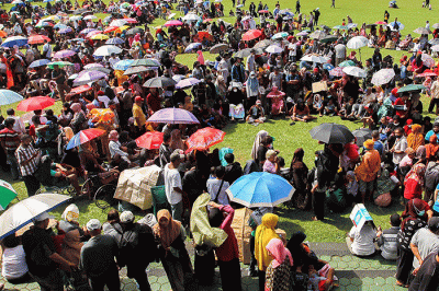 Ribuan warga menunggu kedatangan Ida Dayak di Lapangan Tembak Kostrad, Depok, Jawa Barat, Senin (3/4/2023).