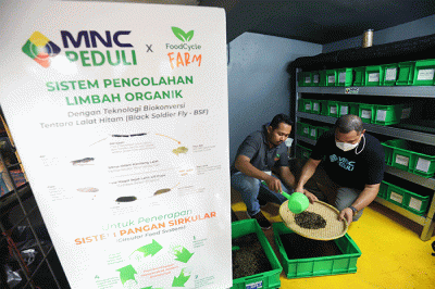Manager FoodCycle Indonesia, Cogito Ergo Sumadi (kanan) mencoba menerangan kepada karyawan tentang pengolahan limbah makanan dengan sistem bio konversi.