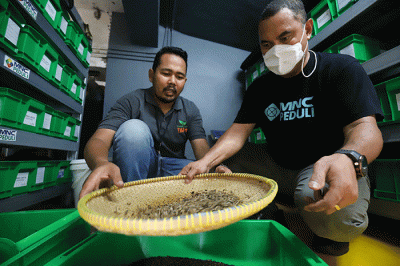 Manager FoodCycle Indonesia, Cogito Ergo Sumadi (kanan) mencoba menerangan kepada karyawan tentang pengolahan limbah makanan dengan sistem bio konversi.