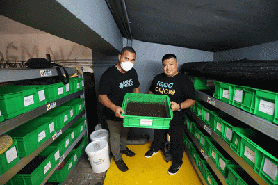 Manager FoodCycle Indonesia, Cogito Ergo Sumadi (kanan) mencoba menerangan kepada karyawan tentang pengolahan limbah makanan dengan sistem bio konversi.